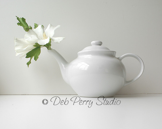 Tea pot with bloom